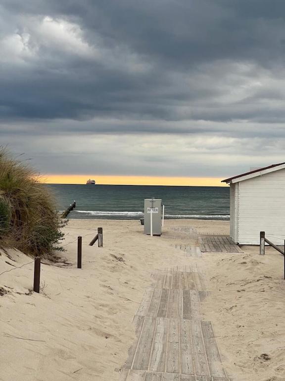 Beachside Haven: Exclusive Warnemünde Apartment with Sauna Rostock Exterior photo